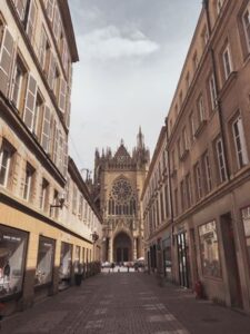 Vue du centre-ville historique de Dijon - secteur d'intervention pour le nettoyage de vitres et de bureaux en Côte-d'Or