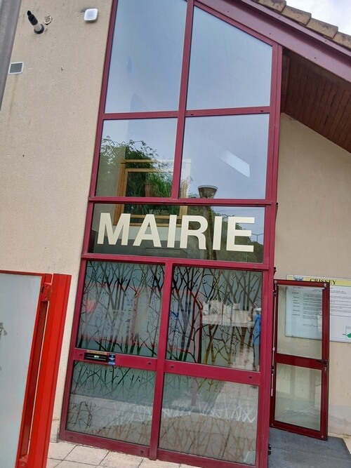 Nettoyage vitres dole pour entrée de mairie avec inscription MAIRIE et vitres décoratives à motifs.