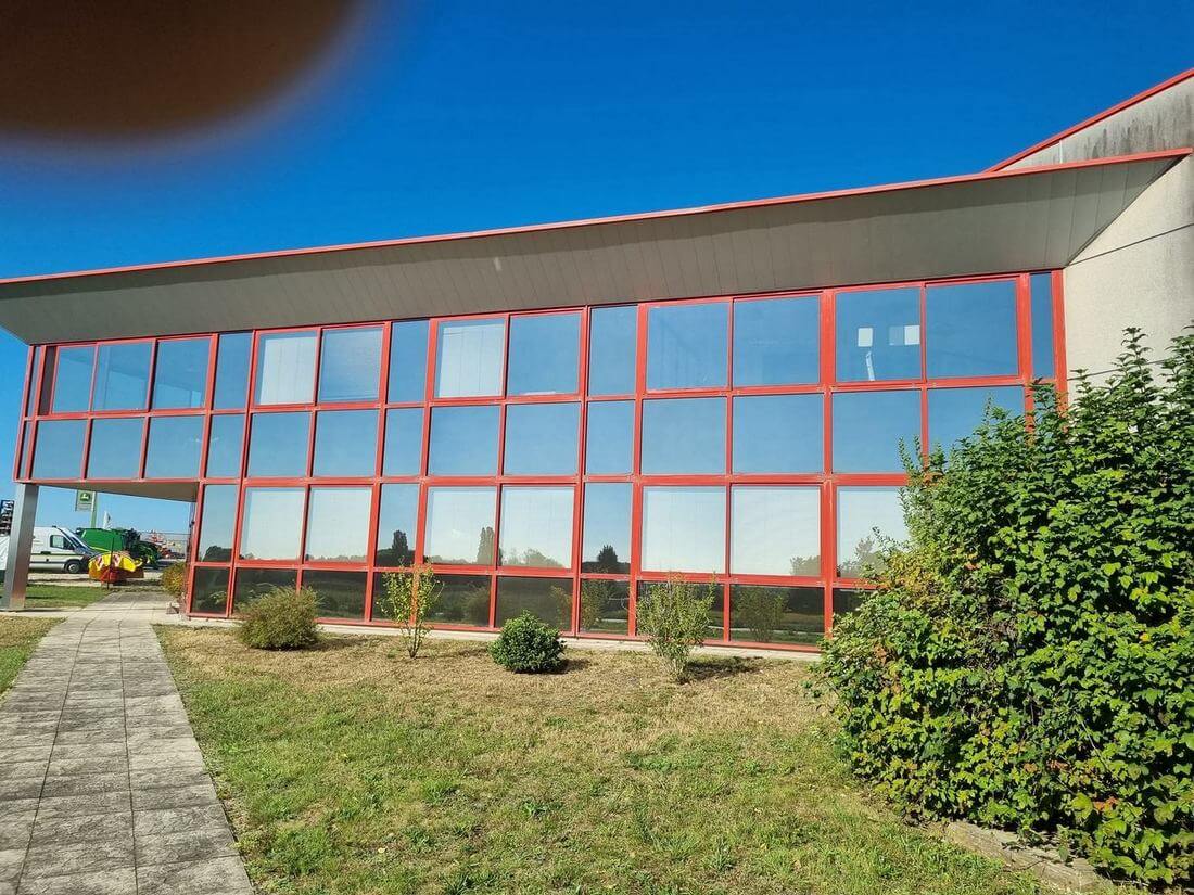 Nettoyage vitres Dijon façade professionnelle avec cadres rouges