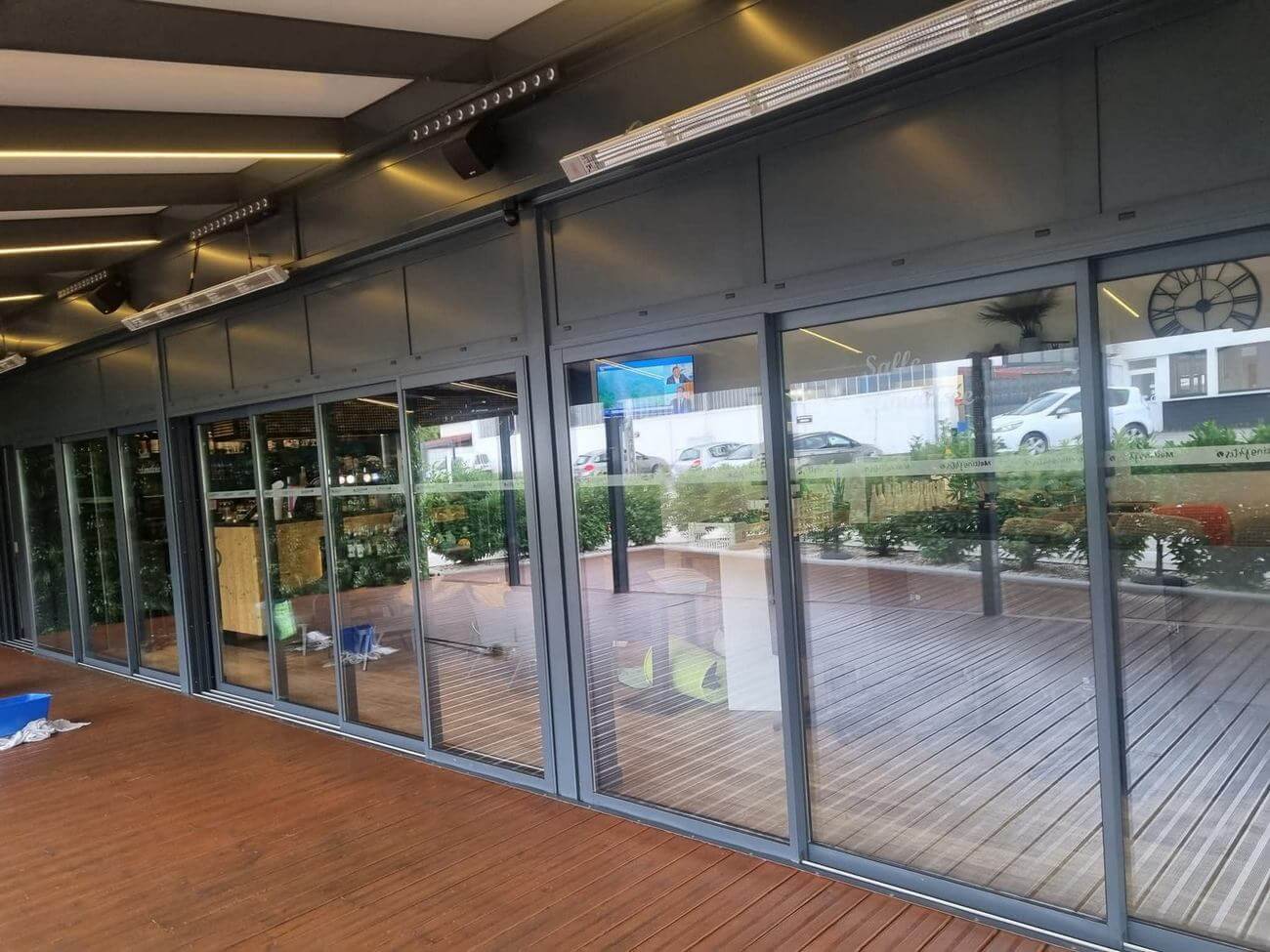 Opération de nettoyage de vitres de haute qualité par CLEAN QUALITE pour un bâtiment industriel à Dijon, garantissant l'esthétique des cadres rouges et la clarté du verre.