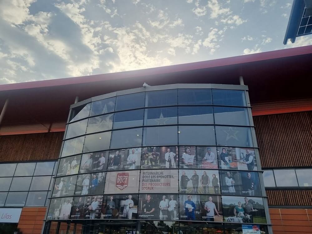 Nettoyage professionnel des vitres de la devanture de l'Intermarché de Dole par CLEAN QUALITE