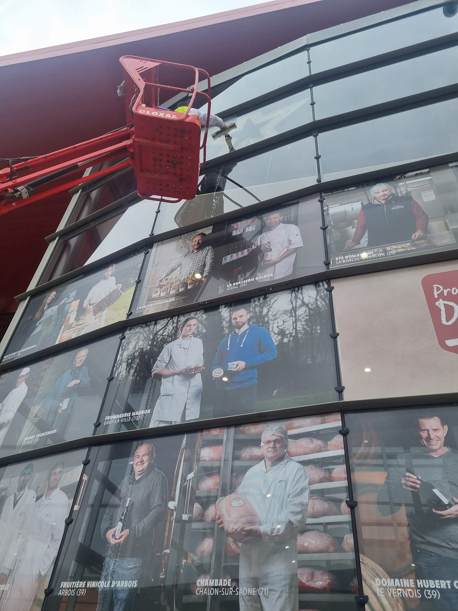 CLEAN QUALITE - Nettoyage vitres Dole façade d'Intermarché par nacelle