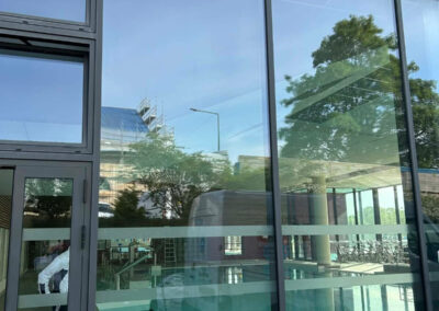 Nettoyage des vitres d'une piscine à Besançon par CLEAN QUALITE. Lavage sans trace des baies vitrées et verrières avec système à eau pure.