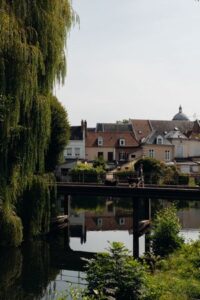 Vue de la ville de Vesoul et de la colline de la Motte - secteur d'intervention pour le nettoyage de vitres et de locaux en Haute-Saône