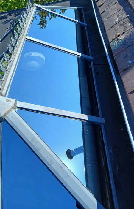 Nettoyage des vitres de toit et verrières à Besançon par CLEAN QUALITE. Lavage en hauteur avec perche télescopique et eau osmosee.